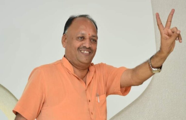 रोजाना हंसना ना सिर्फ हमारी सेहत को अच्छा रखता है, बल्कि मन को भी खुश रखता है.. खुशकिस्मत समझें खिलखिलाने हंसने-हंसाने के लिए “मुकेश जैन ढाना” एक वरदान के रूप में सागर विधानसभा में मौजूद हैं