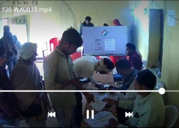 बूथ कैप्चरिंग का सनसनी खेज वीडियो आया सामने, दबंग के सामने अधिकारी की मौन स्वीकृति, चुनाव आयोग में हुई शिकायत