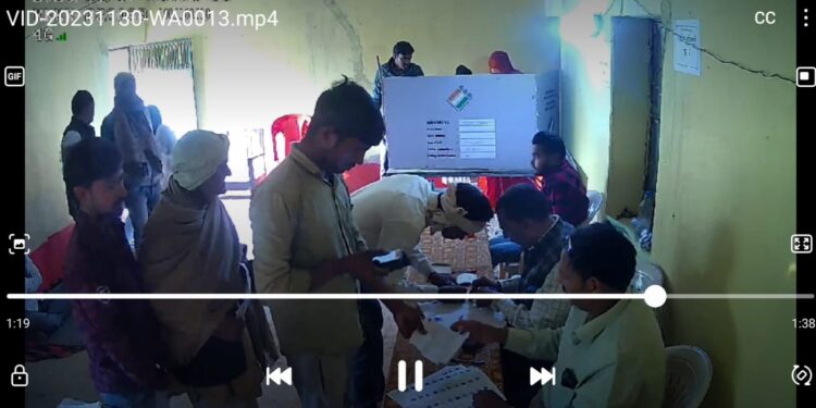 बूथ कैप्चरिंग का सनसनी खेज वीडियो आया सामने, दबंग के सामने अधिकारी की मौन स्वीकृति, चुनाव आयोग में हुई शिकायत