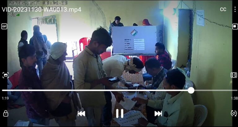 बूथ कैप्चरिंग का सनसनी खेज वीडियो आया सामने, दबंग के सामने अधिकारी की मौन स्वीकृति, चुनाव आयोग में हुई शिकायत
