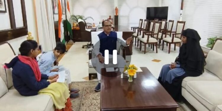 भाजपा को वोट देने पर देवर द्वारा मारपीट की मुस्लिम महिला को मुख्यमंत्री ने बुलाया, दिया सुरक्षा का वादा