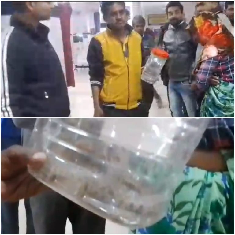 बेटी को डसने वाले सांप को लेकर पिता पहुंचा अस्पताल, डॉक्टर और मरीज सब देखकर रह गए हैरान