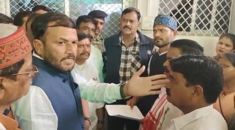पार्षद और पुलिस विवाद में बीजेपी के नेताओं का बुरा हाल, चंदा मामा की गैर मौजूदगी में टिमटिमाते तारों की तमाम कोशिशें बेअसर हुईं साबित