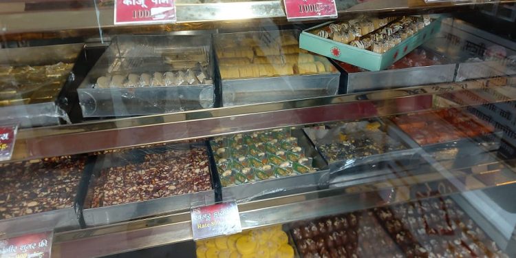 सागर में स्वास्थ्य के साथ खिलवाड़, बाजार में मिल रही नकली घी, मिलावटी मावे, केमिकल और अन्य सामग्री से बनी मिठाइयां