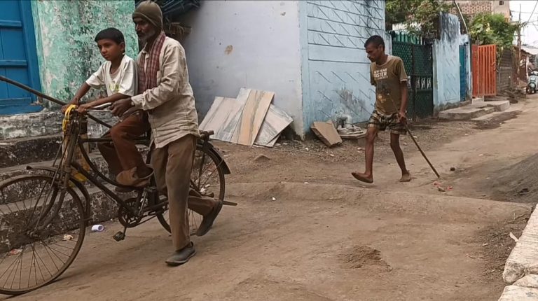 मध्यप्रदेश के सागर जनपद से ऐसा पहला मामला जहां हकदार किसान को आज-तक नही मिला किसी भी सरकारी योजना का लाभ, प्रशासनिक चूक के चलते अति दयनीय हालात में एक किसान परिवार
