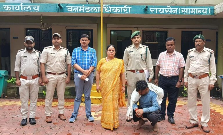 काले हिरण शिकार का एक और आरोपी पकड़ाया, सागौन और मांस की जब्ती, संलिप्तता के चलते रेंजर और वनरक्षक हुआ निलबिंत