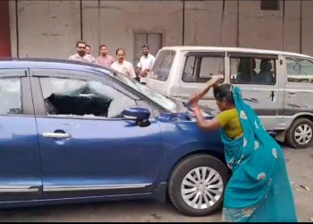 सागर में जनपद सदस्य की गाड़ी पर महिला का हमला, जमीन कब्जे और धोखाधड़ी का आरोप