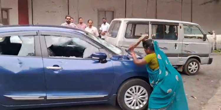 सागर में जनपद सदस्य की गाड़ी पर महिला का हमला, जमीन कब्जे और धोखाधड़ी का आरोप