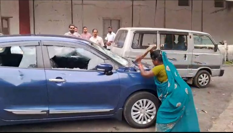 सागर में जनपद सदस्य की गाड़ी पर महिला का हमला, जमीन कब्जे और धोखाधड़ी का आरोप