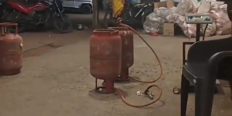 सागर के चितौरा में NH-44 पर धधकता अवैध गैस रिफिलिंग का कारोबार, मौत से खेल.. विभाग सो रहा, महीनेदारी जाग रही