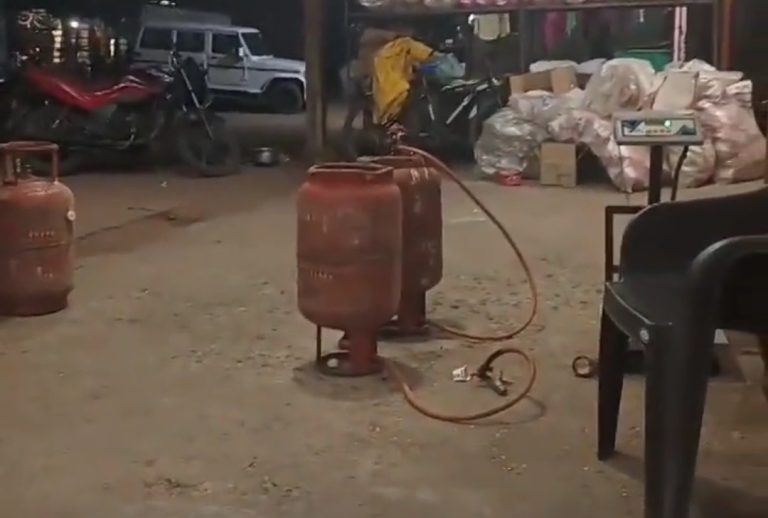 सागर के चितौरा में NH-44 पर धधकता अवैध गैस रिफिलिंग का कारोबार, मौत से खेल.. विभाग सो रहा, महीनेदारी जाग रही