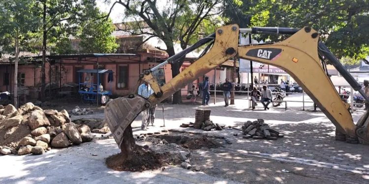 पचास साल से ज्यादा पुरानी पत्रकारों की बैठकगाह पर दीवार की तैयारी, सवाल पूछने वालों से बचने की ‘सरकारी दूरी’ पक्की की जा रही है