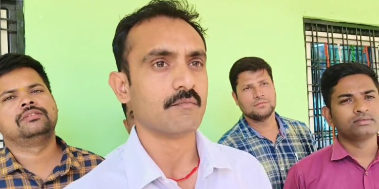 लकड़ी परमिशन के बदले घूस: रेंजर और क्लर्क 50 हजार लेते रंगे हाथ ट्रैप