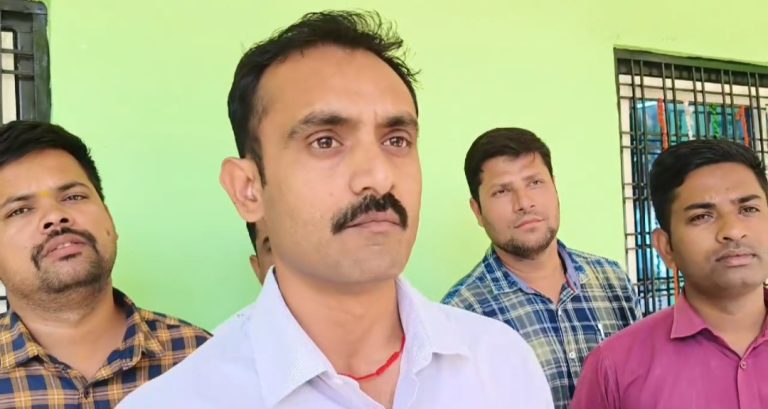 लकड़ी परमिशन के बदले घूस: रेंजर और क्लर्क 50 हजार लेते रंगे हाथ ट्रैप