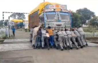 ट्रेन आने से पहले QRF जवानों ने धक्का देकर हटाया लोडेड ट्रक, टली बड़ी रेल दुर्घटना