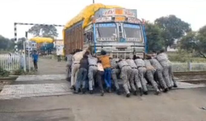 ट्रेन आने से पहले QRF जवानों ने धक्का देकर हटाया लोडेड ट्रक, टली बड़ी रेल दुर्घटना